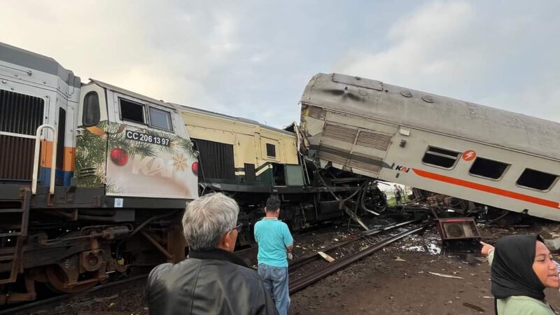 Tragedi KA: Tiga Meninggal, Termasuk Masinis dan Asisten Masinis