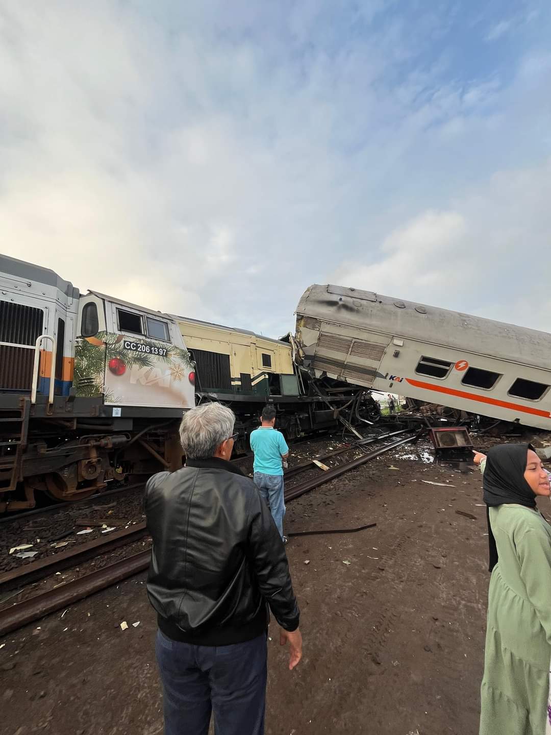 Tragedi KA: Tiga Meninggal, Termasuk Masinis dan Asisten Masinis