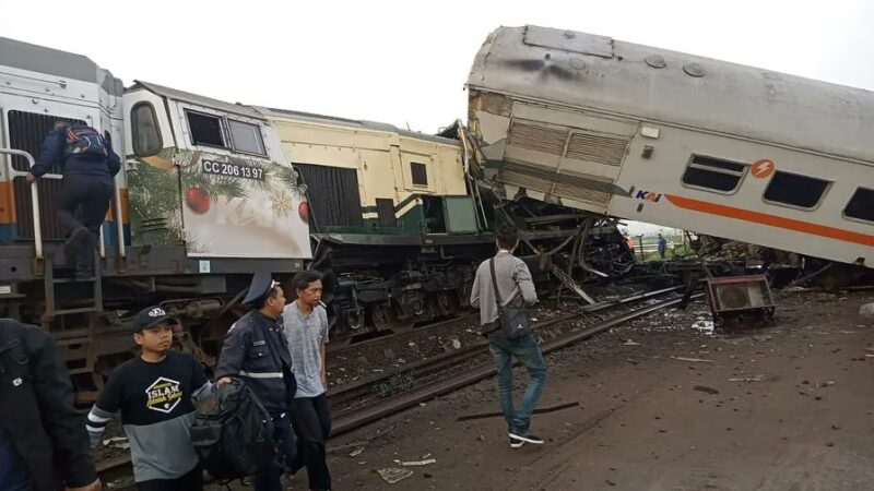 Berita Terkini: Insiden Tabrakan Antara Kereta Bandung Raya dan Kereta Api Turangga