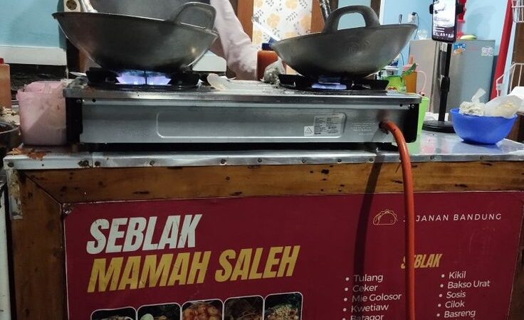 Seblak Viral Mamah Saleh: Rahasia Pedas dan Gurih yang Bikin Ketagihan !